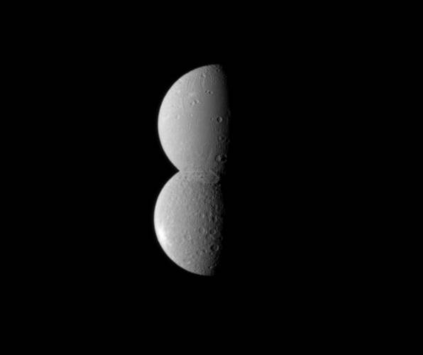 Staré moudro, že vše je relativní, nedávno nádherně potvrdily snímky sondy Cassini,  která monitoruje měsíce planety Saturn.  Podařilo se jí pořídit snímek, na němž vypadají dva z Saturnových měsíců, jakoby stavěly sněhuláka. Ve skutečnosti šlo však jen o správně zvolený úhel pohledu.