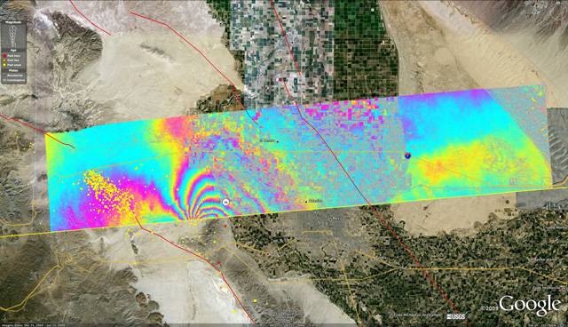 Americká kosmická agentura NASA poprvé zveřejnila letecké radarové snímky změn zemského povrchu, způsobených zemětřesením o síle 7.2 magnituda, které zasáhlo mexický stát Baja California a jihozápadní část USA v dubnu loňského roku. Použitá technika umožňuje mapovat posuny zemské kůry v časových intervalech a předpovídat další tektonické děje v dané oblasti.