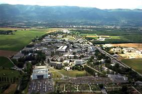 CERN, největší světové centrum částicové fyziky, je zkratka francouzského názvu Centre European pour Recherche Nucleare, čili Evropské centrum pro jaderný výzkum, nacházející se na okraji švýcarské Ženevy. Právě za několik dní, 29. října 2004, uplyne 50 let od založení CERNu. Redakce 21. STOLETÍ měla exkluzivní možnost nahlédnout do zákulisí této vědecké instituce a podívat se zblízka do míst, ve kterých se možná rodí budoucnost lidstva.