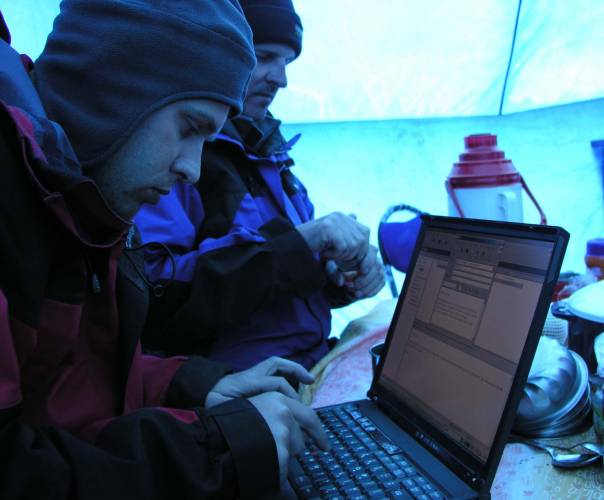 Horolezci komunikovali s celým světemSkupina litevských horolezců poprvé v historii své země zdolala jeden z nejobtížnějších himálajských vrcholů Sisia Pangma a společníka jim při tom dělal notebook IBM ThinkPad T41 a satelitní telefon.