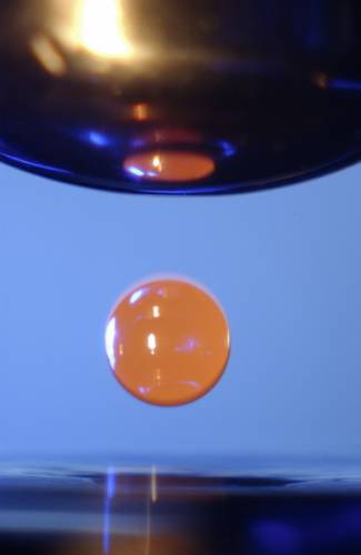 Superčisté sklo se taví v levitační laboratoři