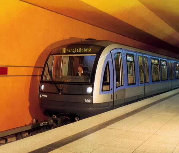 Podzemní dráhy ve světových velkoměstech patří mezi nejvytíženější dopravní prostředky. Je tomu tak i v Praze, kde se od června natáhlo metro na více než 53kmstřiapadesáti stanicemi. Samozřejmě na světě jsou podzemní dráhy mnohem starší, delší a vytíženější. V našem žebříčku jsme je seřadili podle jejich délky.