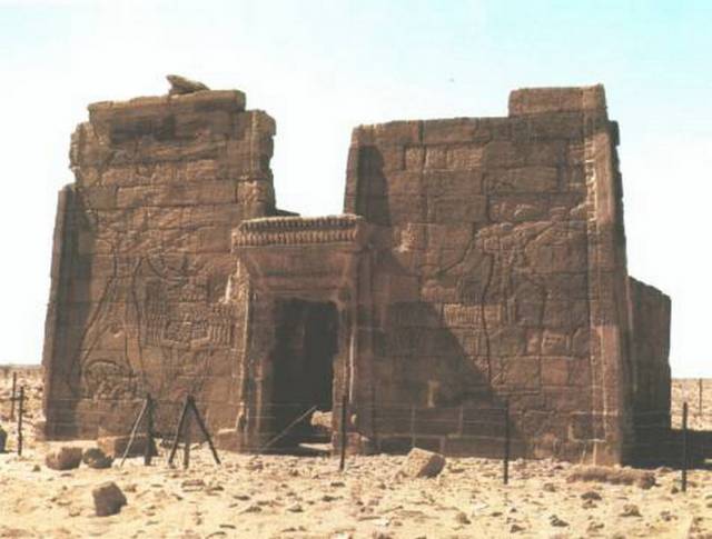 Egyptské pyramidy v Gíze jsou proslavené na celém světě. Obdivují je miliony turistů, na jejich výzkum se soustřeďují týmy světově proslulých archeologů. Ve stínu jejich slávy však zaniká další mohutná civilizace, která vystavěla mnohem více pyramid než celý Egypt. Byla to civilizace v Núbii, dnešním Súdánu.