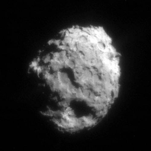 V lednu se přiblížila americká sonda Stardust ke kometě Wild 2 na vzdálenost pouhých 236 km a získala 72 snímků kometárního jádra. Zevrubná analýza snímků odhalila bohatost tvarů povrchu jádra – krátery s příkrými valy, kuželovité hromady, štíty, ale i přibližně tucet výtrysků plynu a prachu.