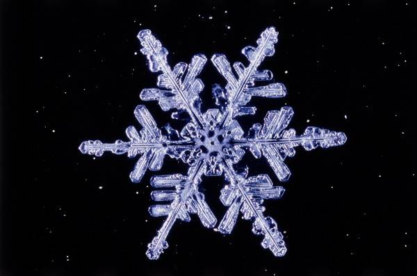 Sněhové vločky se u nás obyčejně tvoří při teplotách od -1 do + 1°C. Jejich velikost stoupá úměrně s teplotou.  Při nízkých teplotách padají jen drobné ledové krystalky.