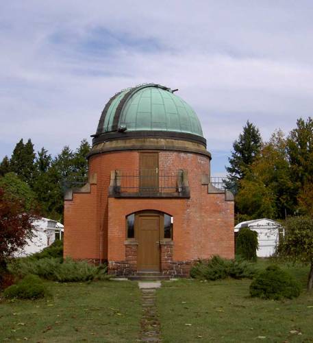 Za dva měsíce, 21. ledna 2005, oslaví hvězdárna v Ondřejově u Prahy už 107. výročí svého založení. Za tu dobu se stala základnou našeho astronomického výzkumu a její bývalí i současní pracovníci patří mezi špičkové vědce ve svém oboru.