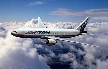 Americká firma Boeing nevzdává zápas o prvenství mezi výrobci dopravních letadel. Poté, co na počátku roku její největší konkurent Airbus přišel se svým superjumbem, nyní představila novinku – letoun 777-200LR „Worldliner“.