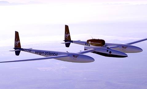 Milionář a dobrodruh Steve Fossett se s ultralehkým letadlem GlobalFlyer právě vydal pokořit další světový rekord. Bez jediného přistání a doplnění paliva chce obletět celou planetu.