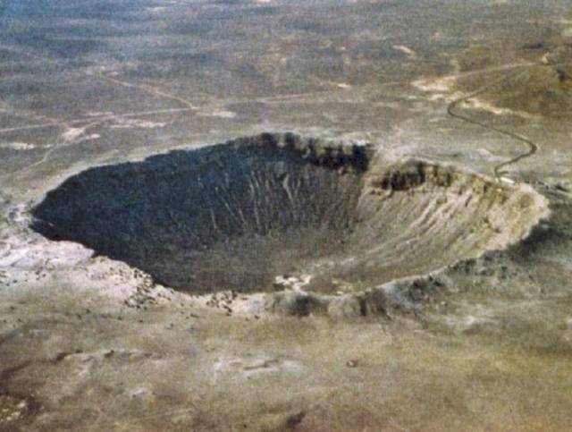 Z nejnovější studie amerických specialistů vyplývá, že gigantický meteorit, který před téměř 50 tisíci lety zasáhl Zemi a vyhloubil známý kráter v Arizoně, byl ve skutečnosti menší, než se doposud předpokládalo.