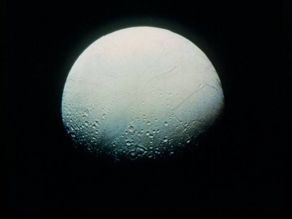 Sonda Cassini učinila další pozoruhodný objev! Při dvou nedávných přeletech v těsné blízkosti jednoho z měsíců planety Saturn odhalila, že Enceladus obklopuje atmosféra.