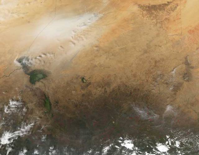 Jako skutečná učebnice ekologie krajiny může sloužit snímek centrální části afrického kontinentu, pořízený koncem loňského roku speciálním přístrojem MODIS (Moderate Resolution Imaging Spectroradoometer), umístěným na AQUA satelitu NASA.