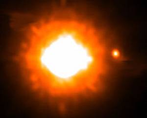 Neobvyklý úlovek zaznamenali nedávno němečtí astronomové. Vůbec poprvé totiž vyfotografovali planetu, která obíhá kolem hvězdy ležící mimo naši sluneční soustavu!