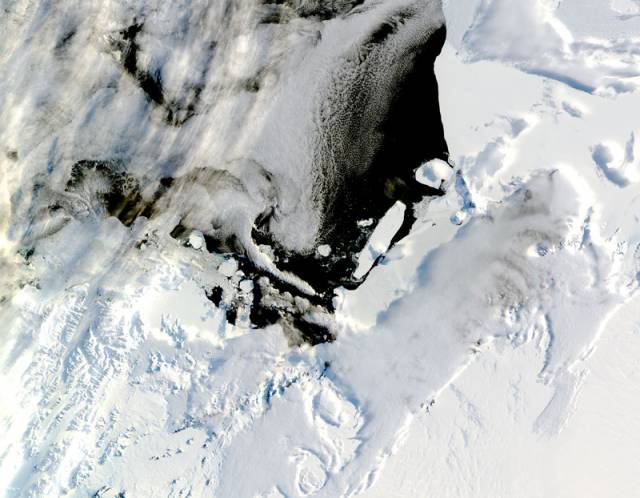 K dlouho očekávanému střetu dvou obřích ledovců u pobřeží Antarktidy konečně došlo! Ledová kra o velikosti Lucemburska právě narazila do Drygalského jazyka.