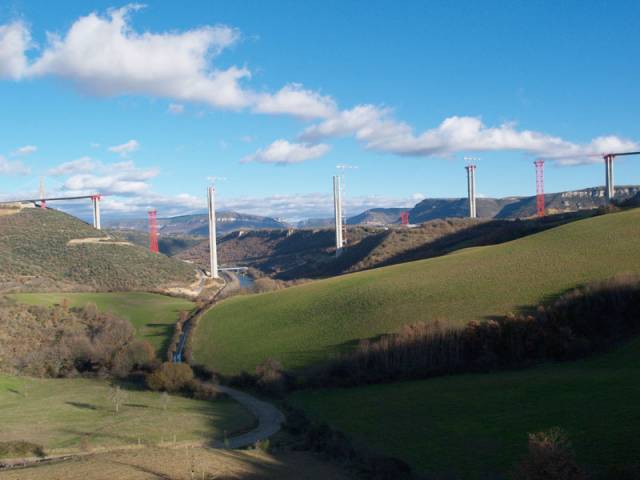 Ve výšce 270 metrů nad údolím francouzské řeky Tarn se od poloviny prosince minulého roku klene nejvyšší most světa. Svou unikátní konstrukcí překonal hned dva světové rekordy najednou - rekord v délce mostu zavěšeného na lanech a zároveň rekord ve výšce pilířů.