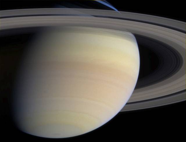 Sonda Cassini odhalila další měsíc, který obíhá kolem planety Saturn. Nepatrné vesmírné těleso se schovává v jejích prstencích.
