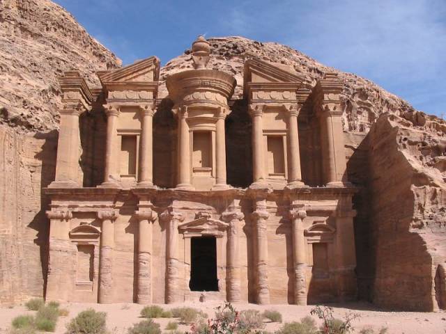 Francouzští archeologové nedávno v troskách antického města Petra ve středním Jordánsku nalezli 22 vzácných bust starověkých božstev.