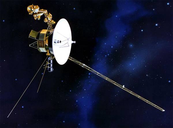 NASA právě oznámila, že její sonda Voyager 1 dosáhla hranice naší sluneční soustavy. Od Slunce už je vzdálená 14 miliard kilometrů.