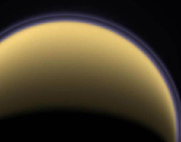 Vesmírná sonda Cassini při jednom z nedávných přeletů v těsné blízkosti Saturnova měsíce pořídila snímky podivné skvrny na jeho povrchu.