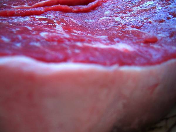 Výsledky právě zveřejněné studie potvrdily dřívější domněnky, že rakovina střev může mít souvislost s větší konzumací červeného masa.