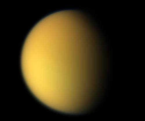 Vesmírná sonda Cassini zachytila v posledních dnech na povrchu Titanu, největšího měsíce planety Saturn, podivnou temnou skvrnu.