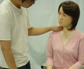 Robota ženského pohlaví, který se velmi podobá živému člověku, v těchto dnech představil profesor Hiroshi Ishiguru z univerzity v Osace.