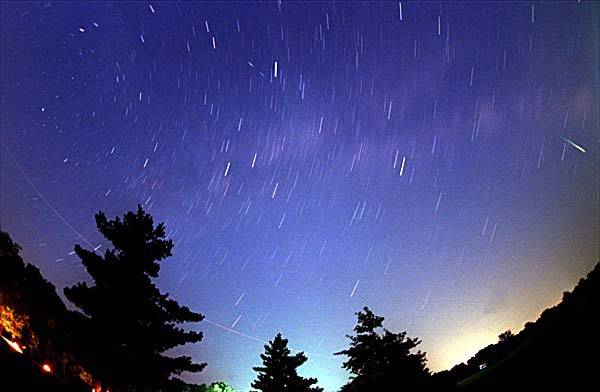Srpnová noční obloha bude letos opět patřit meteorickému roji Perseidy. V noci z 12. na 13. srpna mezi 23. hodinou a ranním svítáním bude možné vidět až 40 meteorů za hodinu.