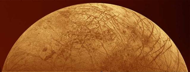 Jeden z Jupiterových měsíců, je zvláštní a výjimečný již na první pohled. Jeho povrch je totiž hladký. Nyní už víme proč!