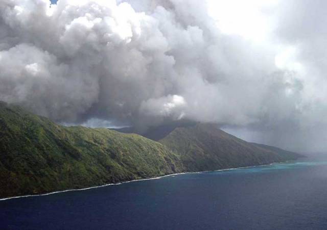 Když v lednu roku 2002 pořizovala sonda Aster termografické snímky ostrova Anathan, ležícího v Severních Marianách východně od Filipín, nikdo netušil, že jej čekají tři roky dramatických změn.