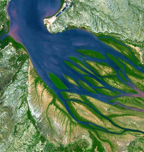 Záběr americké družice Terra ukazuje ústí madagaskarské řeky Betsiboka, otevírající se do Mozambického průlivu, který odděluje ostrov od Afriky.