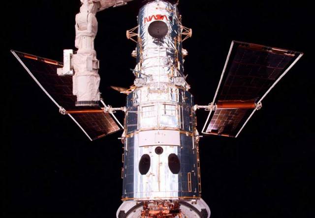 Už patnáct let prolétá vesmírem patnáctimetrová umělá družice s velkým zrcadlem o průměru cca 2, 5 metru, Hubbleův vesmírný teleskop (HST).