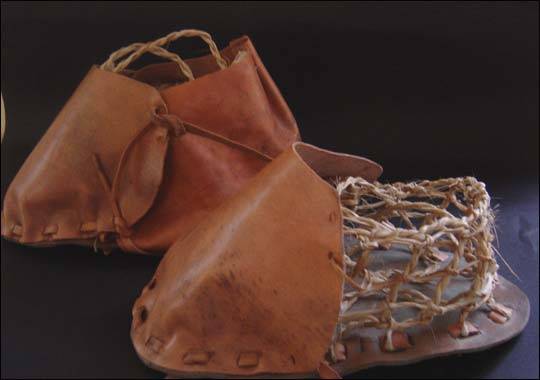 Archeologové doposud jen stěží mohli přesně určit, kdy dávní lidé poprvé přestali chodit bosí a obuli se do pořádných bot srovnatelných s těmi dnešními.
