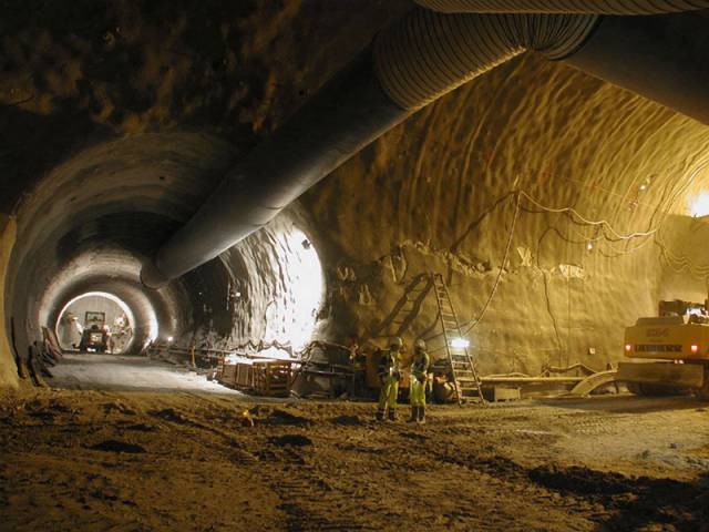 Švýcarskými horskými masivy se vinou unikátní architektonická díla. Země helvetského kříže by se již brzy měla stát domovem nejdelších železničních tunelů na světě.
