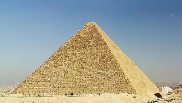 Otázka, zda se ve slavné Cheopsově pyramidě nachází faraónova hrobka, může být konečně vyřešena. V Singapuru byl vyroben robot, který by měl prozkoumat šachty v pyramidě, jejichž účel zatím není znám.
