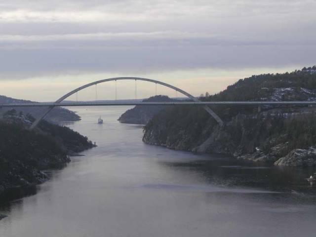 V polovině června letošního roku byl za účasti obou královských rodin slavnostně otevřen unikátní dálniční most, který nyní nově spojuje Norsko a Švédsko. Při stavbě tohoto v současnosti největšího jednoobloukového mostu světa měli své želízko v ohni i Češi.