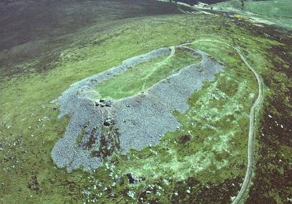 Mezi stále nevyjasněná tajemství zelené skotské vysočiny patří na šedesát podivných pevností pocházejících z doby železné. Jejich valy jsou totiž zpevněny velice neobvyklou metodou, zdi jsou z roztavených zesklovatělých kamenů…