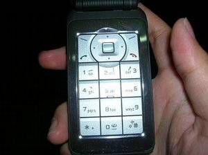 Zapomeňte na dnešní mobilní telefony. Mobily budoucnosti se velikostí i vzledem přiblíží čipovým kartám.