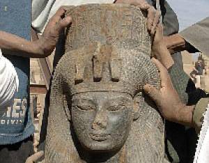 Archeologové v Luxoru nalezli 3,5 tisíce let starou sochu Teje, první manželky Amenhotepa III.