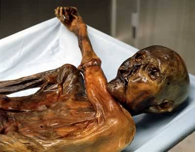 Asi nejslavnějším člověkem z doby kamenné je alpský lovec Ötzi. Proslavil se především díky tomu, že jeho mrtvola zmumifikovala. Ötziho tělo ovšem vydává další tajemství.