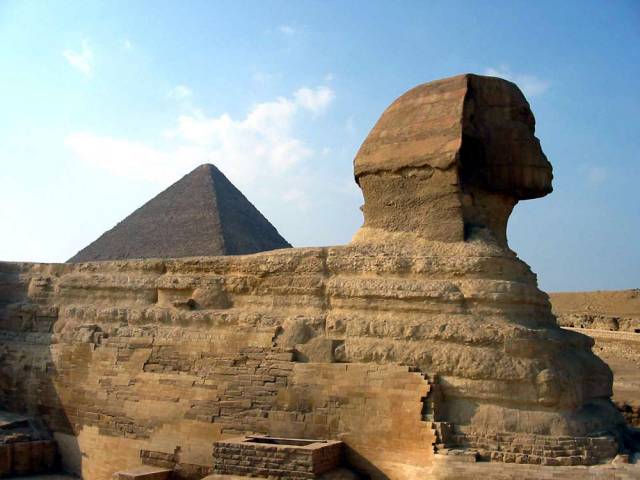Egyptské údolí králů je místem, které archeology nepřestane nikdy překvapovat. Tým amerických archeologů v něm údajně objevil neporušenou hrobku asi s pěti mumiemi.