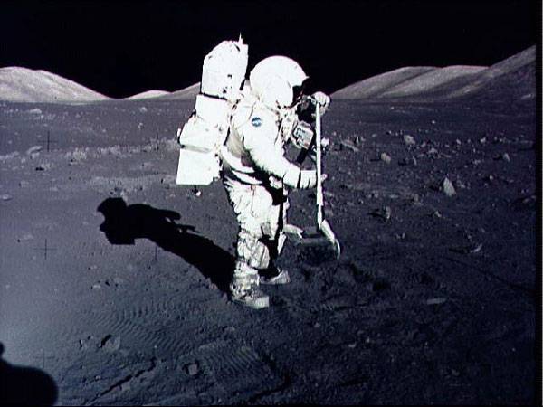 V roce 2018 by se měli lidé vrátit na Měsíc. Chystané výpravy by mohly být prvním krokem k založení stálé základny na jeho povrchu. Přináší to však řadu problémů k řešení a hrozí i různá nebezpečí!