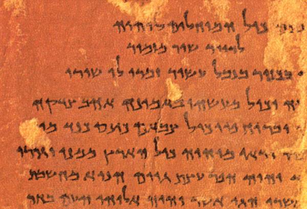 Co prozradily dva řádky abecedy? Tabulka ohlodaná zubem času V Izraeli byla objevena tabulka, v níž jsou vyryty dva řádky abecedy. Tabulka údajně pochází z 10. století před naším letopočtem, tedy z časů, o kterých se hovoří ve Starém zákoně.