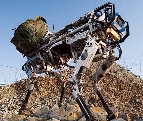 Na světě je armádní robot, který chotí po čtyřech, unese desítky kilogramů nákladu a jen tak něčeho se nezalekne.