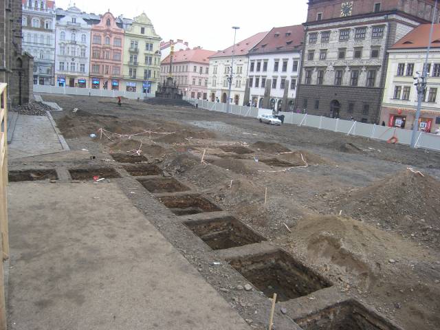 Díky rekonstrukci plzeňského hlavního náměstí, se zde mohl uskutečnit rozsáhlý archeologický výzkum. Zřejmě nejzajímavějším objevem bylo rozkrytí základů renesanční stavby městské školy.
