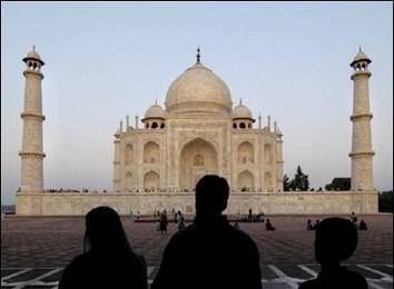 Vlna veder zabila minulý týden v Indii 60 lidí, archeologové se obávají i o osud monumentální hrobky Taj Mahal v Agře.