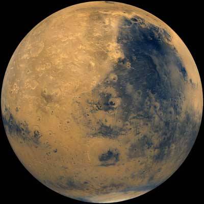 „Je to malý krok pro člověka, ale velký pro lidstvo.“ Těmito slovy komentoval Neil Armstrong první dotek lidské nohy s jiným vesmírným tělesem než s rodnou Zemí. Jakými slovy popíše svůj první krok astronaut, který vstoupí na povrch Marsu? A hlavně – kdy se tak vlastně stane?