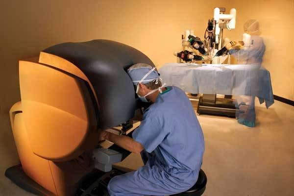 Nového pomocníka, robotický systém da Vinci 1200, mají nyní k dispozici cévní chirurgové v pražské Nemocnici Na Homolce. O první zkušenosti s unikátním přístrojem se s 21. STOLETÍM exkluzivně podělil MUDr. Petr Štádler.