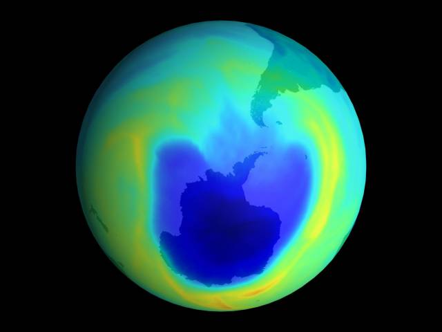 Ozónova díra, která se v průběhu minulých let vytvořila nad Antarktidou, se přestala rozšiřovat. 