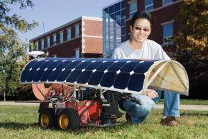 Američané přišli s revolučním pomocníkem zemědělců – robotem na solární pohon, který vytrhává plevel.