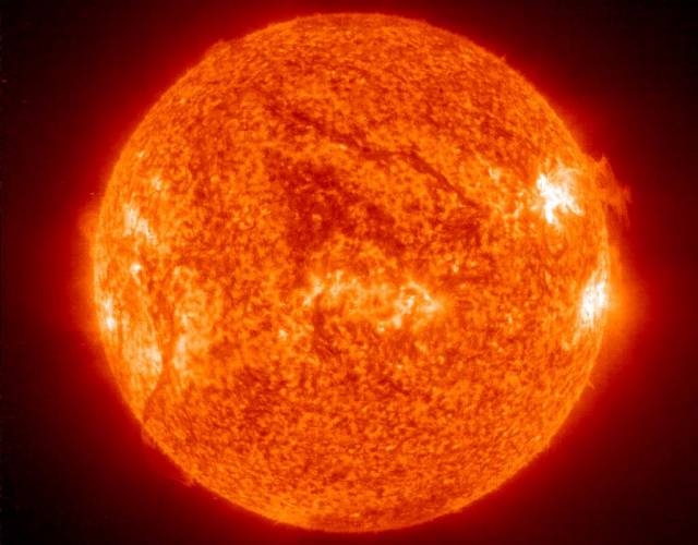 Na Slunci se objevila velká skvrna, přibližně 10x větší než naše planeta.