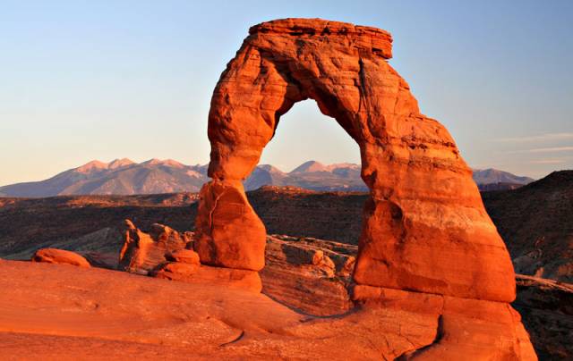 Královnou skalních bran v Americe je skalní oblouk Delicate Arch, v utažském národním parku Archem. Pískovcový oblouk si titul vysloužil svým jedinečným a přírodou dokonale zpracovaným tvarem. Jako symbol státu se dokonce dostal i na poznávací značky všech vozů v Utahu.
